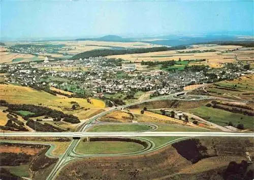 AK / Ansichtskarte Kaisersesch Rheinland-Pfalz Fliegeraufnahme mit Autobahn