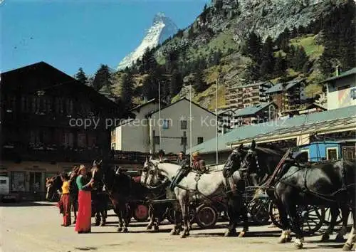 AK / Ansichtskarte ZERMATT_VS Bahnhofsplatz mit Kutschen und Matterhorn Zermatt_VS