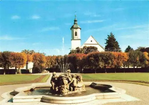 AK / Ansichtskarte Schloss Zeil Leutkirch im Allgaeu BW Schlosspark mit Brunnen und Pfarrkirche