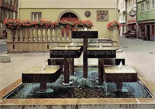 AK / Ansichtskarte Kuenzelsau Rathausbrunnen im Hintergrund Ganerbentafel Wappen