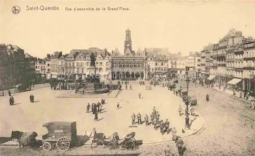 AK / Ansichtskarte Saint-Quentin 02 Aisne Vue d'ensemble de la Grande Place Monument