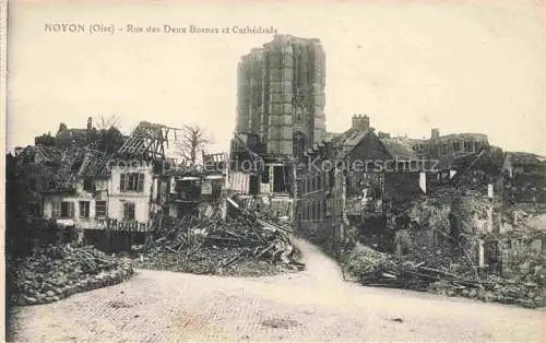 AK / Ansichtskarte Noyon Compiegne 60 Oise Rue des Deux Bornes et la Cathédrale Truemmer 1. Weltkrieg