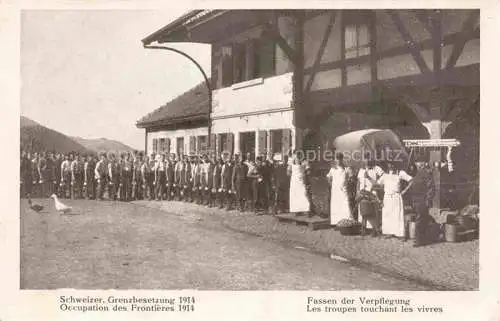 AK / Ansichtskarte Militaria Schweiz Grenzbesetzung Fassen der Verpflegung 