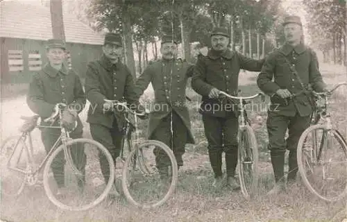 AK / Ansichtskarte BOURGES 18 Cher Soldaten mit Fahrraedern