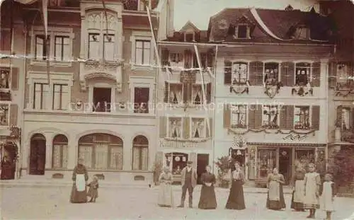 AK / Ansichtskarte Aarberg BE Familienfoto Bewohner vor ihren Haeusern