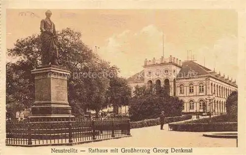 AK / Ansichtskarte Neustrelitz Rathaus mit Grossherzog Georg Denkmal