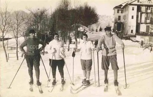 AK / Ansichtskarte Stresa Borromeo Lago Maggiore IT Gruppenbild Skifahrer Wintersport