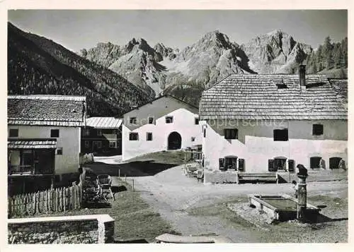 AK / Ansichtskarte Scarl Val S Charl GR Dorfplatz Brunnen