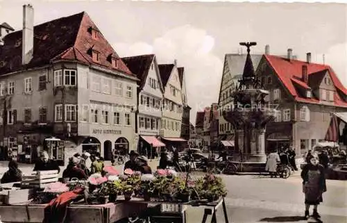 AK / Ansichtskarte Noerdlingen Marktplatz mit Kriegerbrunnen