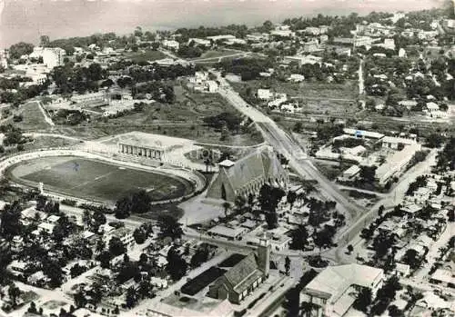 AK / Ansichtskarte Brazzaville Kongo Eglise Sainte Anne du Congo et Stade Eboué vue aérienne