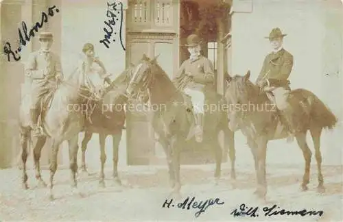 AK / Ansichtskarte Genf  GENEVE GE Gruppenfoto Maenner zu Pferd