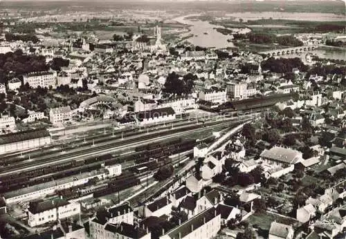 AK / Ansichtskarte Nevers 58 Nievre Vue générale aérienne prise sur la gare au fond les méandres de la Loire