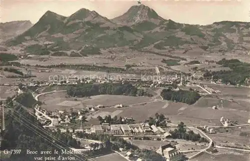 AK / Ansichtskarte Broc La Gruyere FR avec le Moleson Vue aerienne