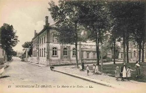 AK / Ansichtskarte Mourmelon-le-Grand 51 Marne La Mairie et les écoles