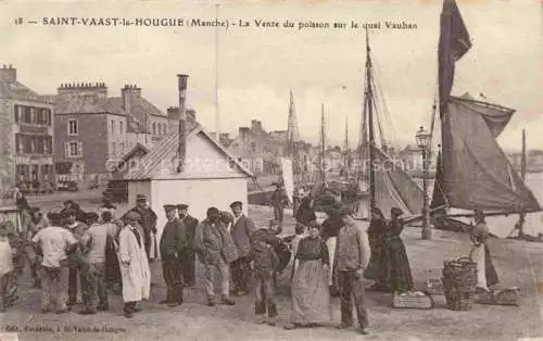 AK / Ansichtskarte SAINT-VAAST-LA-HOUGUE Cherbourg 50 Manche La vente du poisson sur le quai Vauban