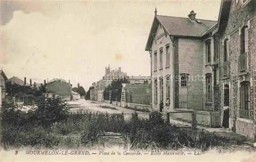 AK / Ansichtskarte Mourmelon-le-Grand 51 Marne Place de la Concorde Ecole Maternelle