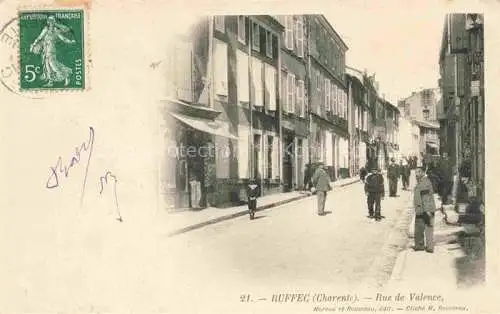 AK / Ansichtskarte Ruffec Confolens 16 Charente Rue de Valence