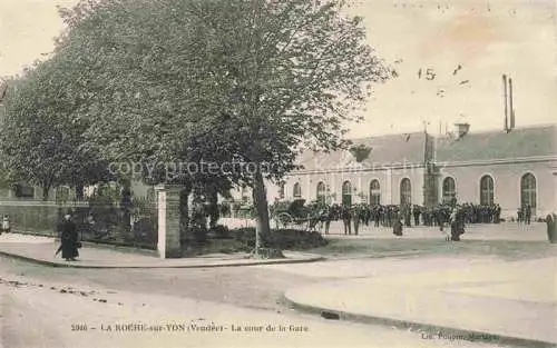 AK / Ansichtskarte LA ROCHE-SUR-YON 85 Vendee La cour de la Gare