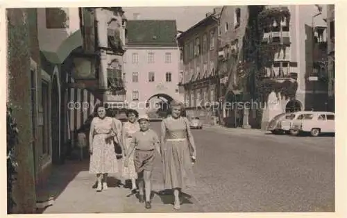 AK / Ansichtskarte Kramsach-Achenrain Tirol AT Familienfoto Motiv im Ortszentrum