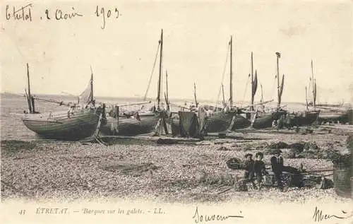 AK / Ansichtskarte ETRETAT 76 Seine-Maritime Barques sur les galets