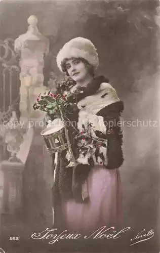 AK / Ansichtskarte Foto Novella Nr. 562 Noel Weihnachten Maedchen Trompete  