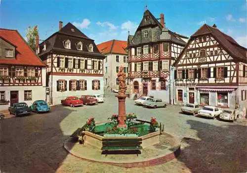 AK / Ansichtskarte Heppenheim Bergstrasse Marktplatz Marktbrunnen Liebig-Apotheke Altstadt Fachwerkhaeuser