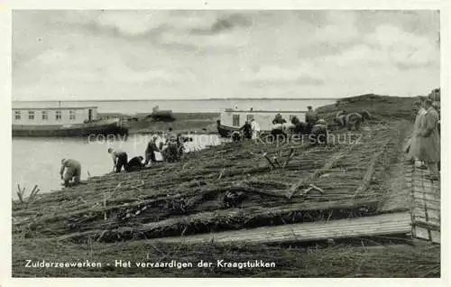 AK / Ansichtskarte Zuiderzeewerken Friesland NL Het vervaardigen der Kraagstukken