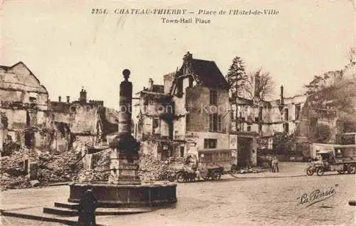 AK / Ansichtskarte Chateau-Thierry 02 Aisne Place de l'Hôtel de Ville Fontaine