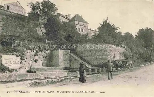 AK / Ansichtskarte Langres 52 Haute-Marne Porte du Marché et Fontaine de l'Hôtel de Ville