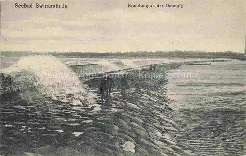 AK / Ansichtskarte Swinemuende SWINOUJSCIE PL Brandung an der Ostmole