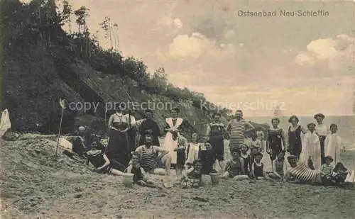 AK / Ansichtskarte Neu-Schleffin Trzebiatow Treptow Rega Pommern PL Gruppenbild am Strand