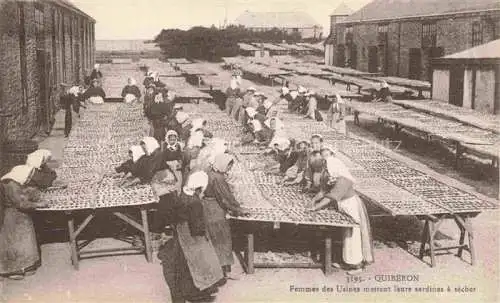 AK / Ansichtskarte QUIBERON Lorient 56 Morbihan Femmes des usines mettan leurs sardines à sécher