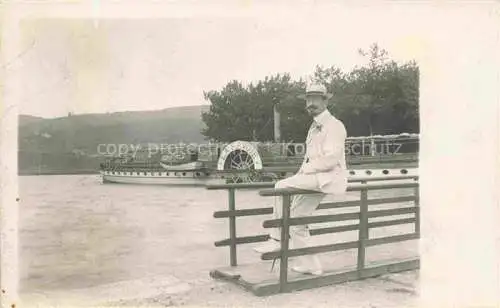 AK / Ansichtskarte ANNECY 74 Haute-Savoie Junger Herr am Wasser Raddampfer
