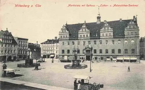 AK / Ansichtskarte WITTENBERG  Lutherstadt Marktplatz Rathaus Lutherdenkmal Melanchthon-Denkmal