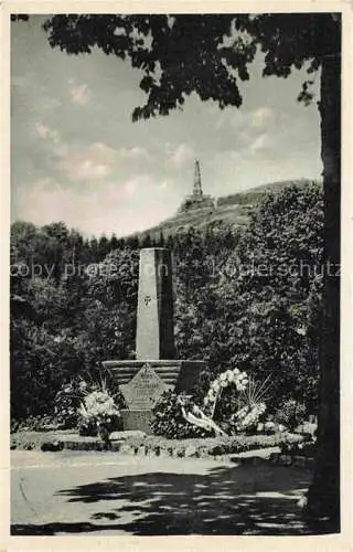 AK / Ansichtskarte Schoenau Schwarzwald Grabmal Albert Leo Schlageters Friedhof im Hintergrund Denkmal auf dem Loetzberg
