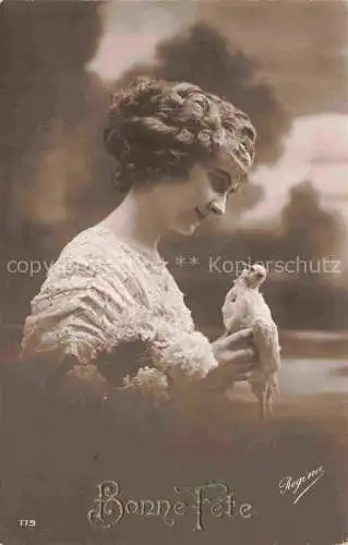 AK / Ansichtskarte Foto Regina Nr. 179 Bonne Fete Taube Frau