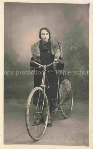 AK / Ansichtskarte Fahrrad Bicycle Bicyclette Velo Bicicletta Bicicleta-- Frau