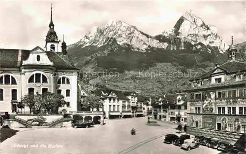 AK / Ansichtskarte SCHWYZ SZ Ortszentrum mit Blick gegen die Mythen