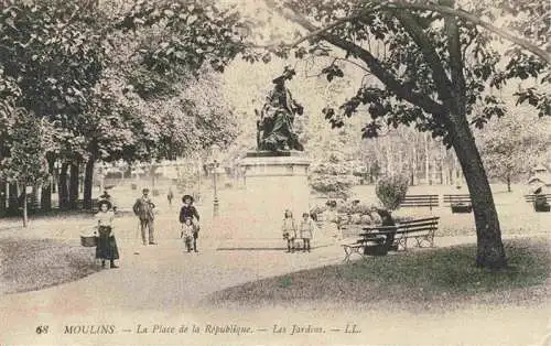 AK / Ansichtskarte Moulins  03 Allier Place de la République Jardins Monument