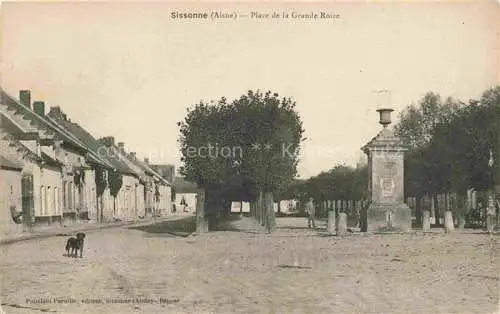 AK / Ansichtskarte Sissonne LAON 02 Aisne Place de la Grande Roize Monument