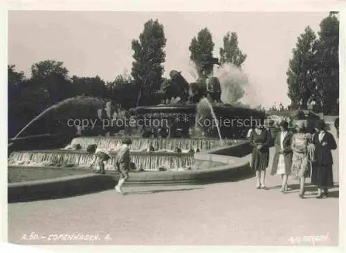AK / Ansichtskarte COPENHAGEN Kobenhavn Kjoebenhavn Kopenhagen DK Park Springbrunnen