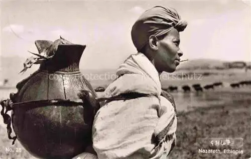 AK / Ansichtskarte Ethiopia A Galla peasanet woman carrying water