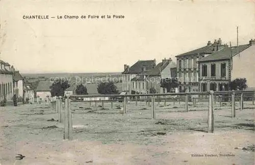AK / Ansichtskarte Chantelle-le-Chateau Moulins 03 Allier Le Champ de Faire et la Poste