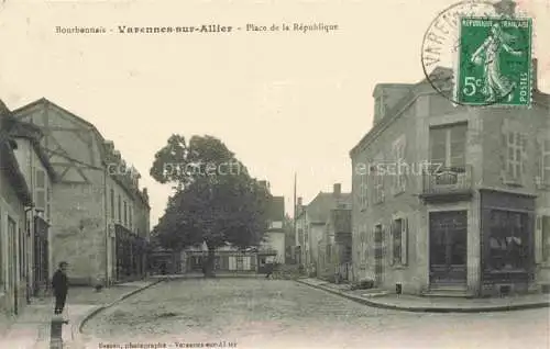 AK / Ansichtskarte Varennes-sur-Allier VICHY 03 Allier Place de la Republique