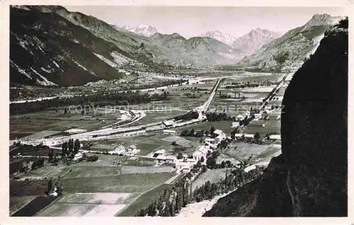 AK / Ansichtskarte Montdauphin Mont-Dauphin 05 Hautes-Alpes Vue générale la gare et Vallée de la Durance Alpes