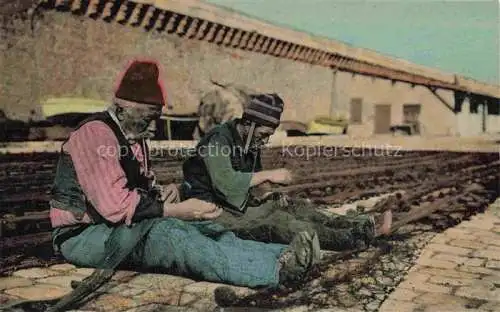 AK / Ansichtskarte MARSEILLE 13 Pêcheurs racommodent les filets