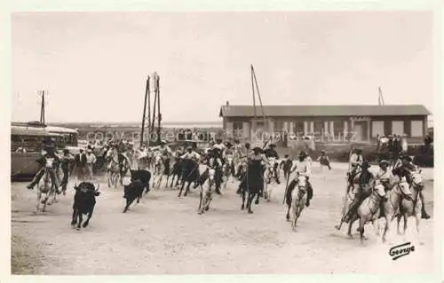 AK / Ansichtskarte Saintes-Maries-de-la-Mer 13 Bouches-du-Rhone Abrivado arrivée des taureaux