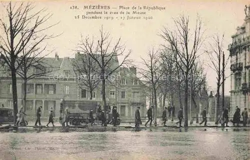 AK / Ansichtskarte Mezieres CHARLEVILLE-MEZIERES 08 Ardennes Place de la République pendant la crue de la Meuse 1919/20