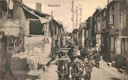 AK / Ansichtskarte VOUZIERS Aisne 08 Ardennes Soldatenkompanie zieht durch in WK1 zerstoerte Strasse