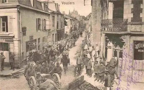 AK / Ansichtskarte VOUZIERS Aisne 08 Ardennes Soldatentross zieht durch Ortsstrasse